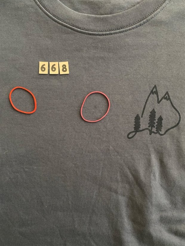 Zachraňte pánská mikina bez kapuce Vrcholky - lávově šedá