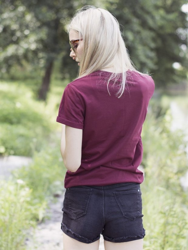 Zachraňte dámské tričko Never stop dreaming - vínové